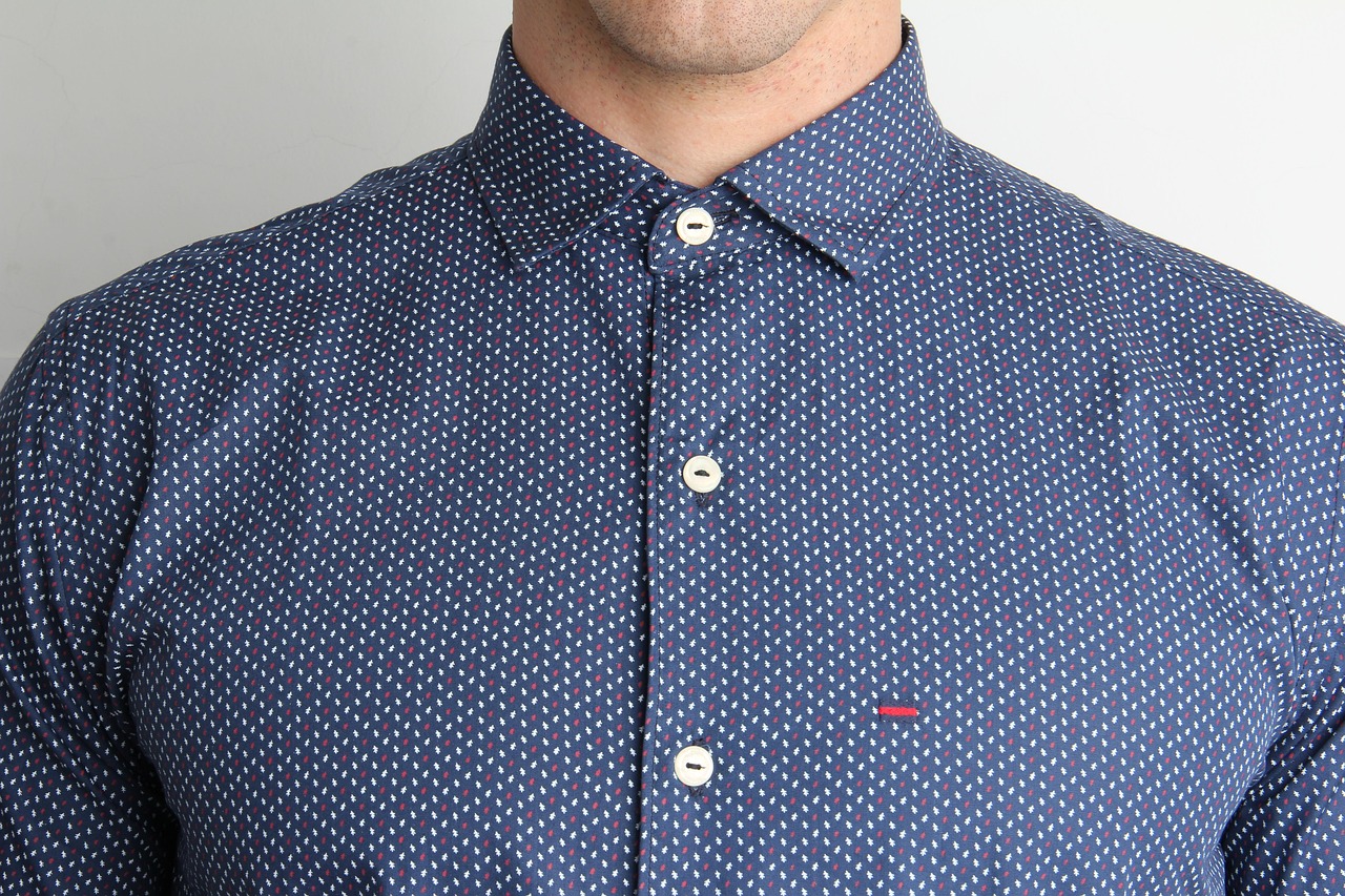 Al meer dan tachtig jaar vertegenwoordigt Profuomo de kunst van verfijnde kleding. Het merk, ontstaan ​​in Nederland en geworteld in Italiaans vakmanschap, is synoniem geworden met tijdloze herenkleding die verfijning combineert met alledaags gemak. Profuomo-stukken, ontworpen voor de moderne heer, combineren stijl, comfort en kwaliteit die vluchtige modetrends overstijgt.